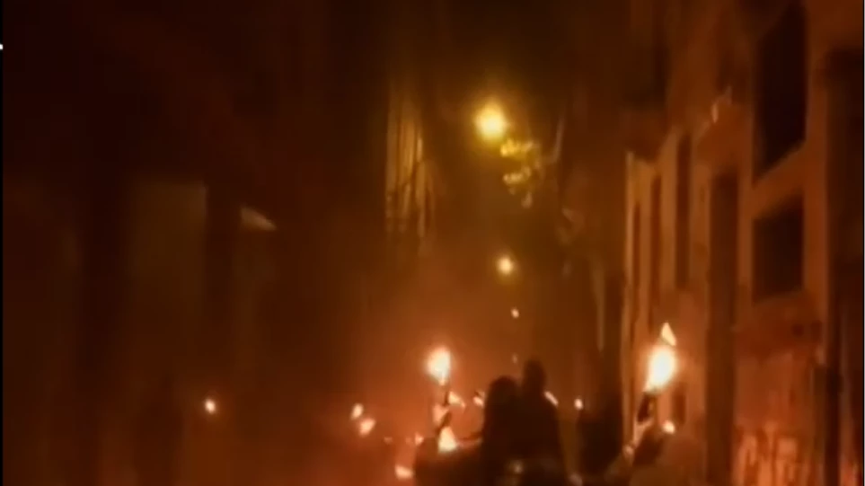 Εικόνες-σοκ! – Επεισόδια στα Εξάρχεια: Οι συγκρούσεις με τα ΜΑΤ από την πλευρά των κουκουλοφόρων